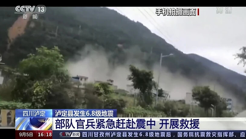 HANDOUT - Dieses Bild stammt aus einer Videoaufnahme des chinesischen staatlichen Fernsehsenders CCTV und zeigt einen Erdrutsch nach einem Erdbeben in Luding. Foto: Uncredited/CCTV/AP/dpa - ACHTUNG: Nur zur redaktionellen Verwendung im Zusammenhang mit…