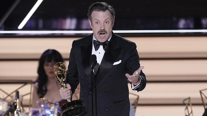 Jason Sudeikis nimmt den Emmy für den herausragenden Hauptdarsteller in einer Comedy-Serie für "Ted Lasso" bei den 74. Primetime Emmy Awards im Microsoft Theater in Los Angeles entgegen. Foto: Mark Terrill/Invision via AP/dpa