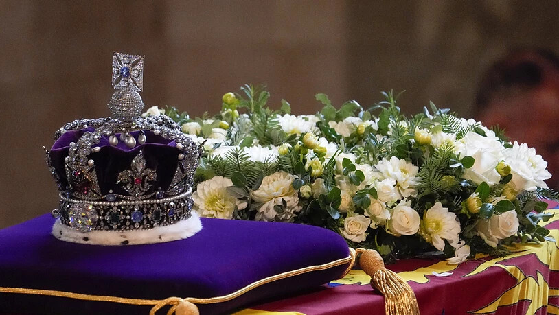 Der Sarg von Königin Elizabeth II. mit der königlichen Standarte und der kaiserlichen Staatskrone ist in der Westminster Hall aufgebahrt. Foto: Gregorio Borgia/PA Wire/dpa