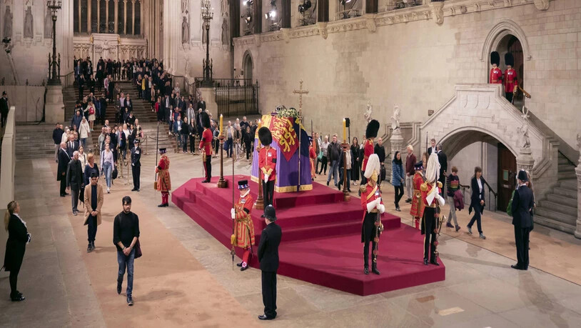 Aufbewahrung in der Westminster Hall: Bereits Ende vergangener Woche zollten viele aus der Bevölkerung der verstorbenen Königin ihren Respekt.