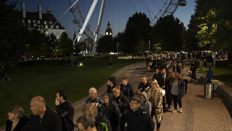 Menschen warten in einer Schlange, um der verstorbenen Königin Elizabeth II. während der Aufbahrung in London die letzte Ehre zu erweisen. Foto: Felipe Dana/AP/dpa