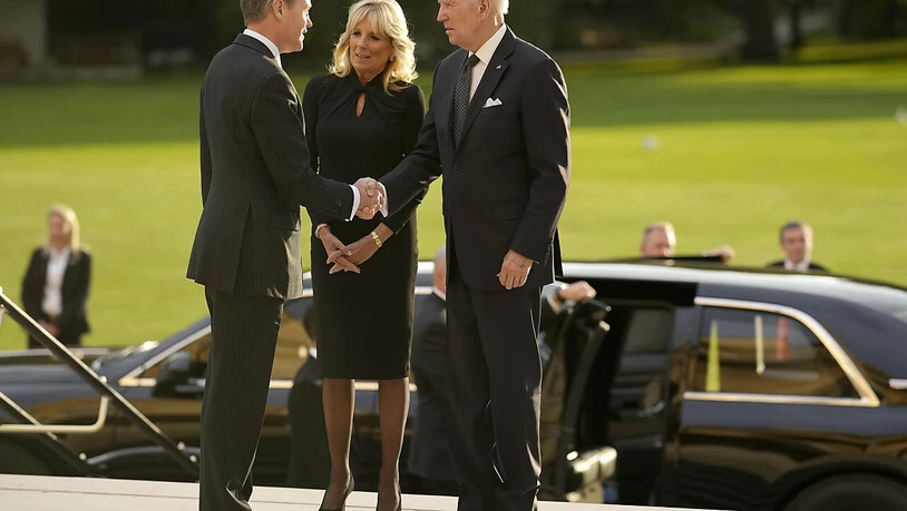 Joe Biden (r), Präsident der USA, und Jill Biden, First Lady der USA, werden von Haushofmeister Sir Tony Johnstone-Burt im Buckingham Palace empfangen. Foto: Markus Schreiber/AP Pool/dpa