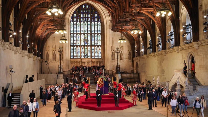 Langsam gehen Trauernde in der Westminster Hall an dem aufgebahrten Sarg mit Königin Elizabeth II. vorbei und nehmen Abschied. Foto: Christian Charisius/dpa