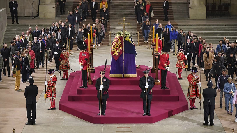 Die letzten Zuschauer erweisen dem Sarg von Königin Elizabeth II. die letzte Ehre. Foto: Yui Mok/PA/AP/dpa