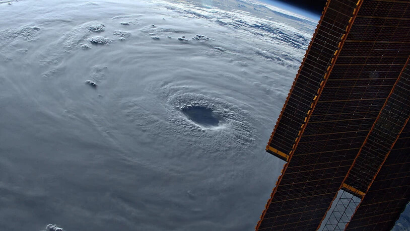 HANDOUT - Blick von der Internationalen Raumstation ISS auf das Auge des Taifuns Nanmadol. Der Sturm hat Sturmböen und Rekordregenmengen mit sich gebracht. Foto: Bob Hines/Nasa/Planet Pix via ZUMA Press Wire/dpa
