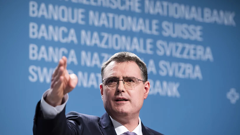 Die Schweizerische Nationalbank (SNB) mit Direktoriumspräsident Thomas Jordan dürfte am Donnerstag die Zinsen weiter anheben. Damit würden Negativzinsen in der Schweiz der Vergangenheit angehören.(Archivbild)