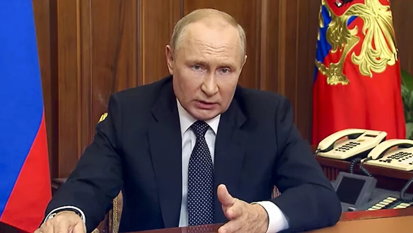 HANDOUT - In diesem Standbild aus einem vom Pressedienst des russischen Präsidenten veröffentlichten Video wendet sich der russische Präsident Wladimir Putin am Mittwoch, 21. September 2022, in Moskau, Russland, mit einer Rede an die Nation. Knapp sieben…