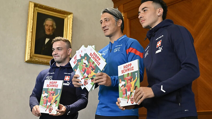 Xherdan Shaqiri, Nationaltrainer Murat Yakin und Ruben Vargas (von links) präsentieren das neue Kinderbuch des Schweizerischen Fussballverbandes
