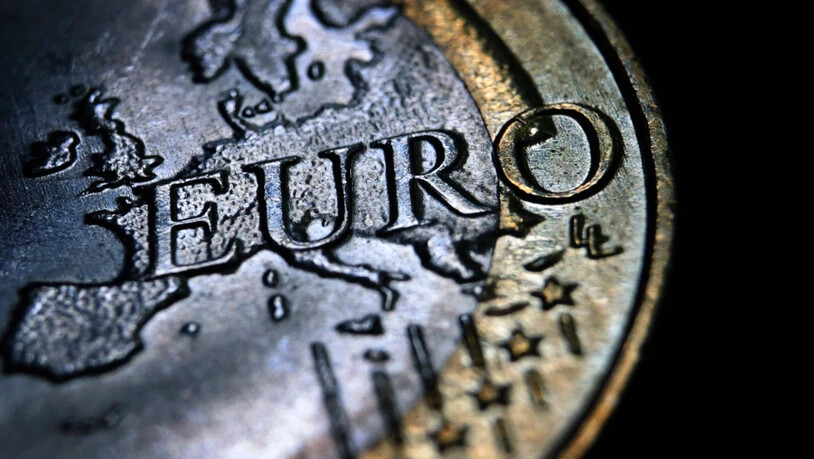 Der Euro ist am Mittwoch zum Franken auf den tiefsten je erreichten Kurs abgerutscht. Der neue Tiefstkurs liegt nun bei 0,95235 Franken.(Symbolbild)