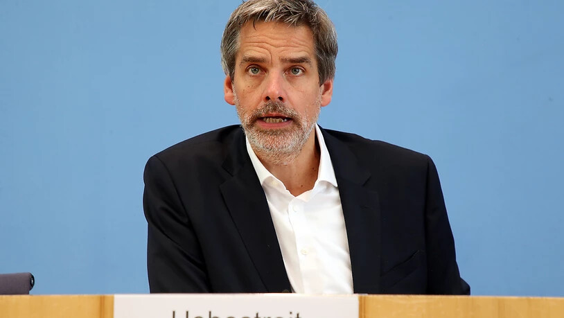ARCHIV - Steffen Hebestreit, Sprecher der Bundesregierung, beantwortet auf der Regierungspressekonferenz Fragen von Journalisten. Foto: Wolfgang Kumm/dpa