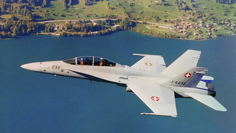 Zwei FA-18 Kampfjets der Schweizer Armee mussten ein niederländisches Flugzeug aus dem Schweizer Luftraum begleiten. (Archivbild)