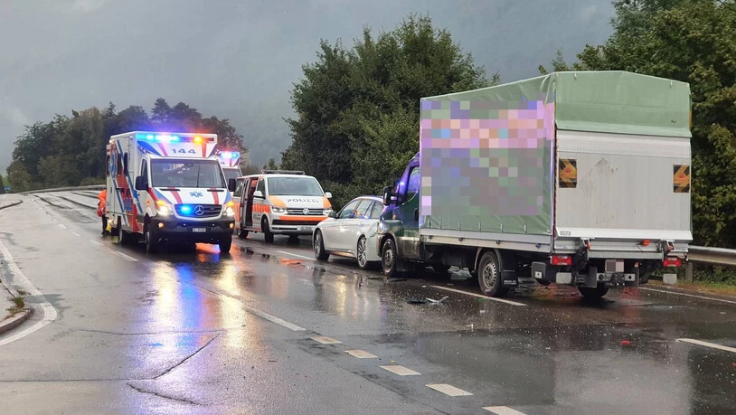 Unfallort: Bei der Horgenberg-Kreuzung prallte ein Lieferwagen in ein Auto.