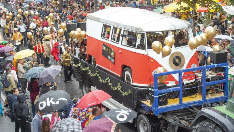 Gewinner: Als schönstes Hossamobil wurde der selbst gebastelte VW-Bus auf dem Auflieger eines Traktors von der Gruppe «Die Goldigen» ausgezeichnet.