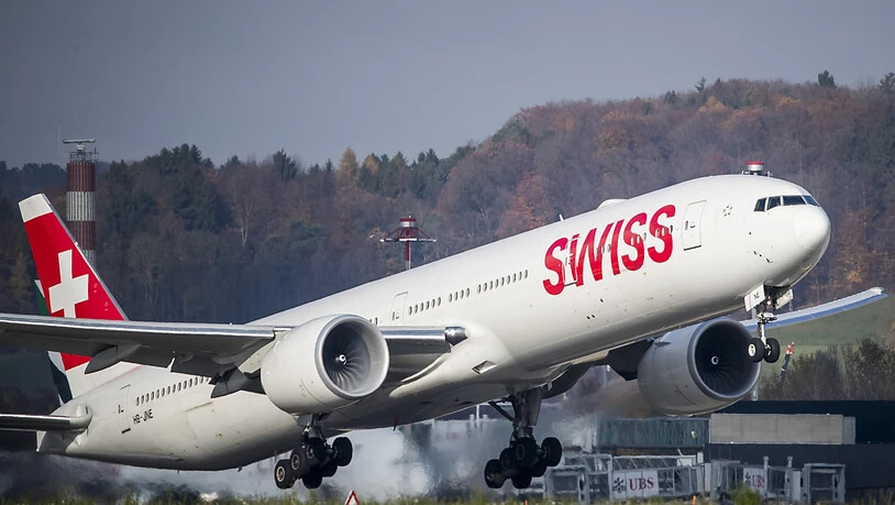 Der Schweizer Reise-Verband (SRV) einigt sich mit der Swiss im Streit um Entschädigungen für den Mehraufwand wegen zahlreicher kurzfristiger Flugabsagen im Sommer. Die Airline zahlt den Reisebüros nun eine "Dankesprämie" von 10 Franken pro betroffenen…
