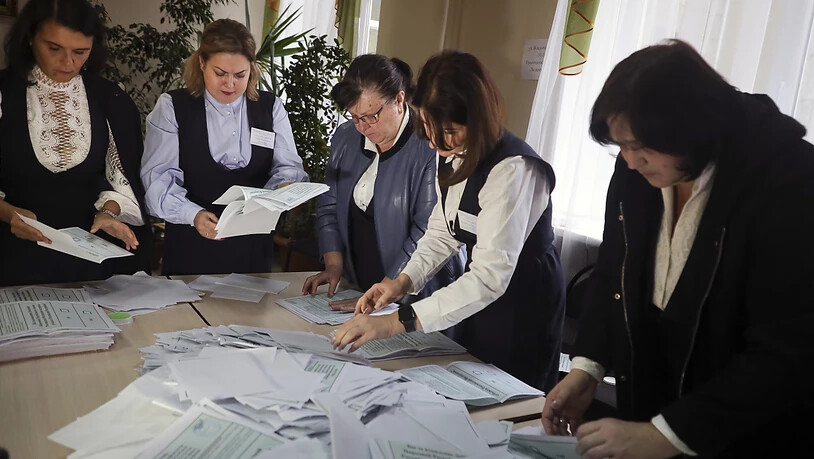 Mitglieder einer Wahlkommission zählen die Stimmzettel nach dem Scheinreferendum in einem Wahllokal in Donezk, der Hauptstadt der von Russland unterstützten und von Separatisten kontrollierten Volksrepublik Donezk. Foto: Uncredited/AP/dpa