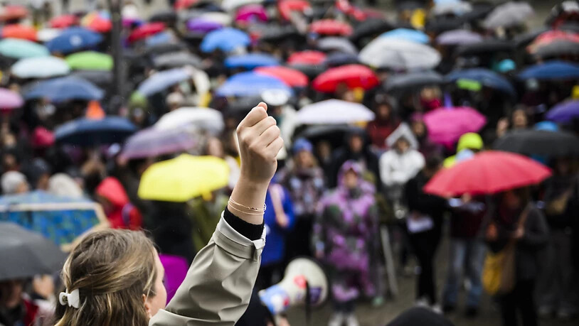 Rund 1500 Personen sind am Samstag in Lausanne wegen der Erhöhung des Frauenrentenalters auf 65 Jahre auf die Strasse gegangen.