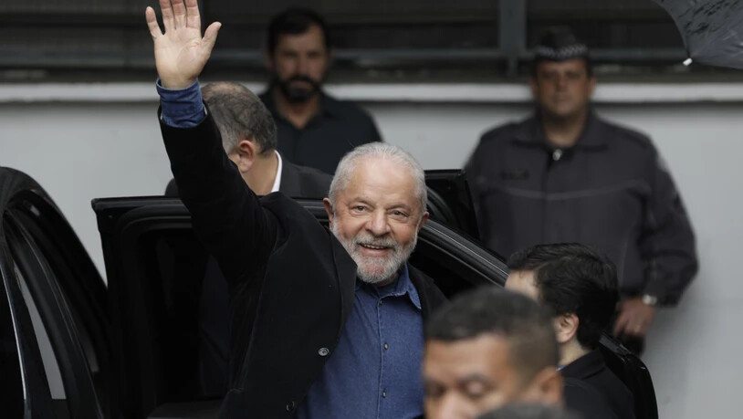 Präsidenschaftskandidat Luiz Inacio Lula da Silva bei seiner Ankunft am Wahllokal in Sao Paulo. Foto: Marcelo Chello/AP/dpa