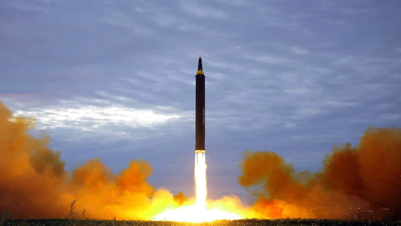 ARCHIV - Dieses von der nordkoreanischen Regierung verbreitete Bild zeigt den angeblichen Teststart einer Hwasong-12-Mittelstreckenrakete in Pjöngjang, Nordkorea, am 29. August 2017. Nordkorea hat am Dienstag, 4. Oktober 2022, zum ersten Mal seit fünf…