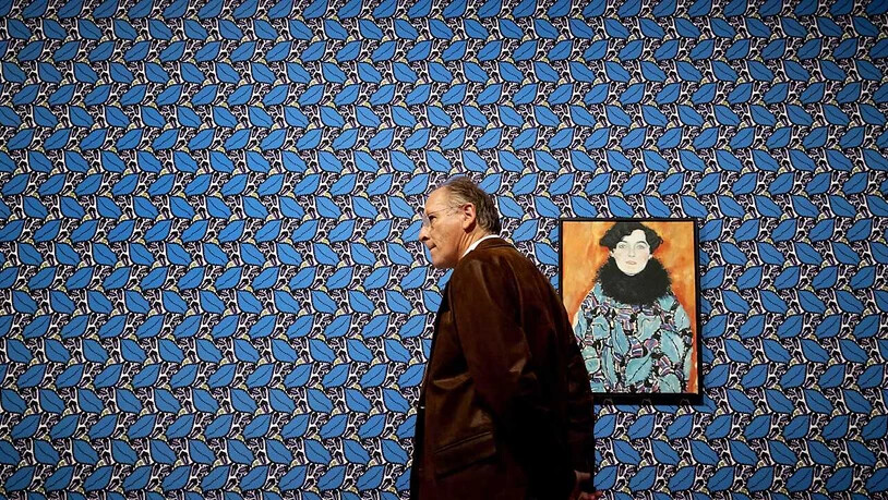Ein Besucher steht während der Pressevorbesichtigung der Ausstellung «Golden Boy Gustav Klimt» im Van Gogh Museum. Foto: Koen Van Weel/ANP/dpa - ACHTUNG: Nur zur redaktionellen Verwendung im Zusammenhang mit der aktuellen Berichterstattung und nur mit…