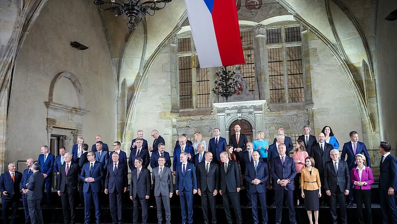 Staats- und Regierungschefs aus 44 Staaten stehen beim ersten Treffen der neuen europäischen politischen Gemeinschaft für ein gemeinsames Foto zusammen. Foto: Kay Nietfeld/dpa