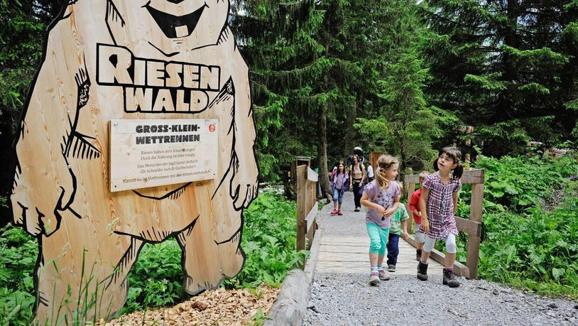 Unterwegs: Der Wandertag zieht Gross und Klein an.