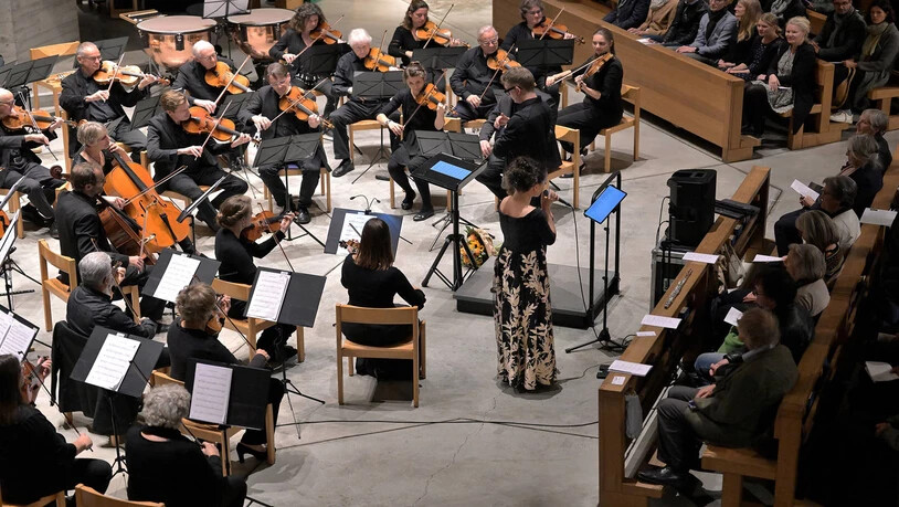 Trouvaillen im Konzert: Der Orchesterverein Chur spielt unter der Leitung seines Dirigenten Hugo Bollschweiler Musik mit Bezug zur französischen Hauptstadt – mehr als eine glänzende Figur macht die Solistin Sarah-Maria Schmid.