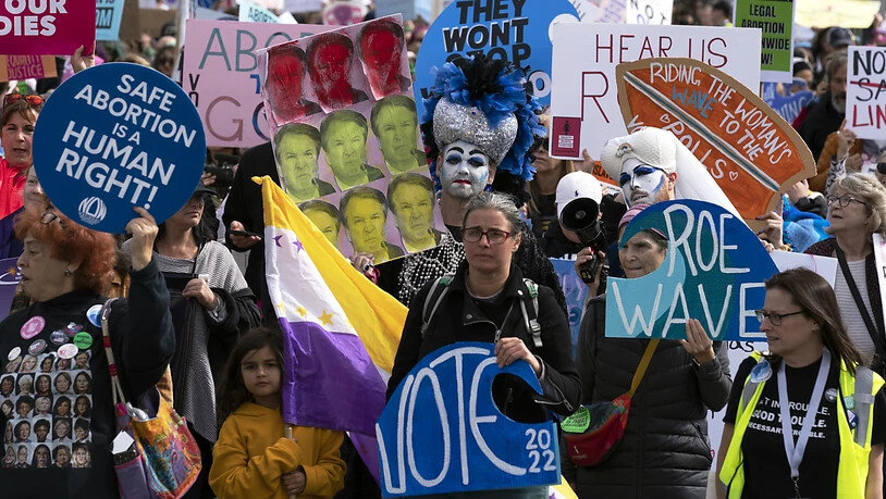 Rund einen Monat vor den Kongress-Zwischenwahlen in den USA haben am Samstag (Ortszeit) tausende Menschen in mehreren Städten für das Recht auf Abtreibung protestiert. Im Bild die Demo in Washington.