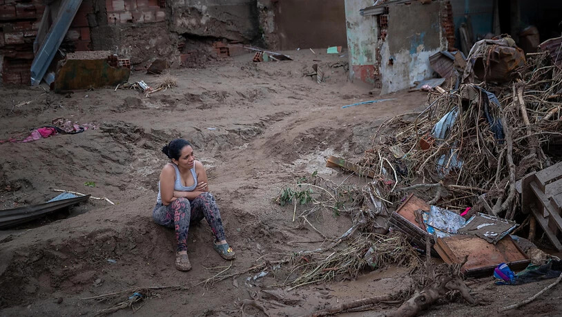 Beim Erdrutsch in Venezuela sind mindestens 25 Menschen ums Leben gekommen, mehr als 50 weitere wurden vermisst. "Leider sind 25 Menschen tot geborgen worden, wir setzen die Suche fort", sagte Innenminister Remigio Ceballos am Sonntagabend (Ortszeit) im…