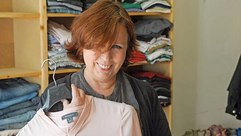 Gespendete Kleidung für kleines Geld: Annette Streuli leitet den Solishop in Schwanden.