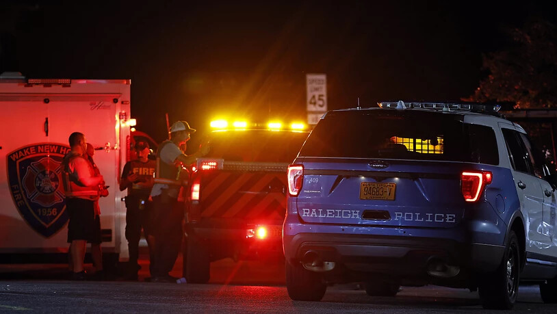 Bei einem Schusswaffenangriff im US-Bundesstaat North Carolina sind nach Behördenangaben fünf Menschen getötet worden. Nach der Tat in Raleigh ist der mutmassliche Schütze noch auf der Flucht, aber "eingekreist".