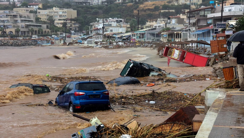 dpatopbilder - Zerstörte Autos, die von den Wassermassen an den Strand getragen wurden. Starke Regenfälle haben in Griechenland für Überschwemmungen mit verehrenden Folgen gesorgt. Foto: Eurokinissi/Eurokinissi via ZUMA Press Wire/dpa
