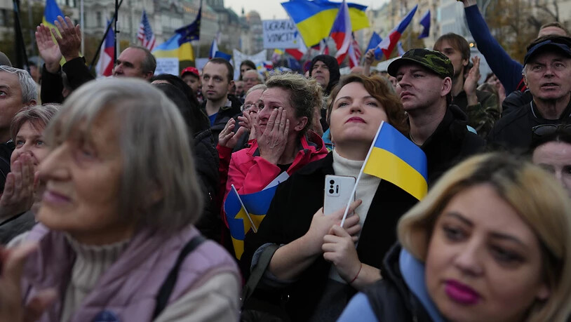 In Prag haben sich zehntausende Menschen zu einer Anti-Kriegs-Demonstration versammelt. Foto: Petr David Josek/AP/dpa