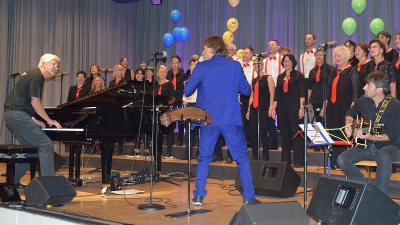 Nochmals gemeinsam in Action: Claudio Gmür am Flügel, Martin O. im blauen Anzug und «Les copains» im Gala-Gewand.