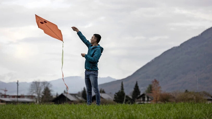 Freier Flug: Ein Jugendlicher lässt seinen Drachen auf dem Flugplatz Mollis in die Höhe.
