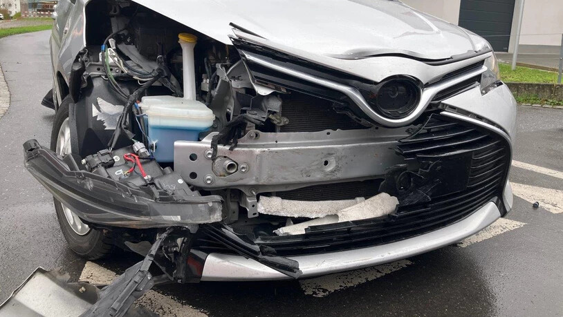 Sachschaden: Das Unfallauto wurde beschädigt.
