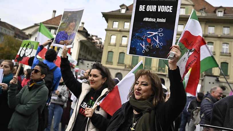 Mehrere Tausend Menschen haben am Samstag in Bern an einer Kundgebung eine Wende in der Schweizer Iran-Politik gefordert.