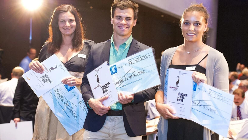 Auch 2014 bei der Wahl erfolgreich: Evelina Raselli freut sich mit Sportler des Jahres Sandro Viletta und der zweitplatzierten Bigna Feltscher (links) über die Siegerchecks.