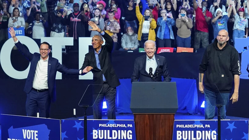 US-Präsident Joe Biden (2.v.r.) und Ex-Präsident Barack Obama (2.v.l.) unterstützen bei einer Wahlkampfveranstaltung in Pennsylvania den demokratischen Gouverneurskandidaten Josh Shapiro (l) und John Fetterman (r), Senatskandidat der Demokraten. Foto:…