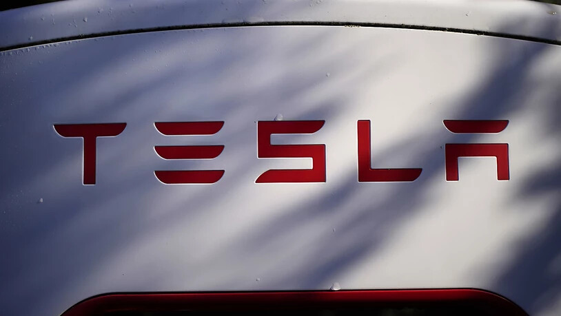 Tesla-Chef Elon Musk hat Aktien des Elektroautobauers im Wert von rund vier Milliarden Dollar (rund vier Milliarden Euro) verkauft. Das geht aus Unterlagen der US-Börsenaufsicht SEC vom Dienstag (Ortszeit) hervor. Demnach veräusserte Musk 19 Millionen…