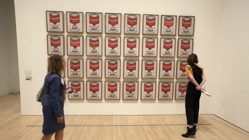 In der Australischen Nationalgalerie in Canberra haben sich Klima-Aktivisten am Mittwoch an transparenten Abdeckplanen über Andy Warhols berühmten "Campbell's Soup"-Siebdrucken festgeklebt. Die Kunstwerke wurden bei der Aktion nicht beschädigt. …
