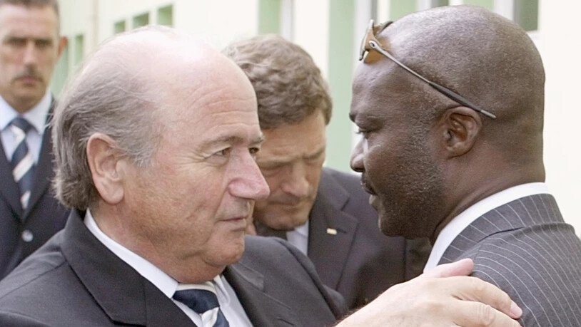 Kameruns legendärer Spieler Roger Milla blieb auch Sepp Blatter nicht verborgen