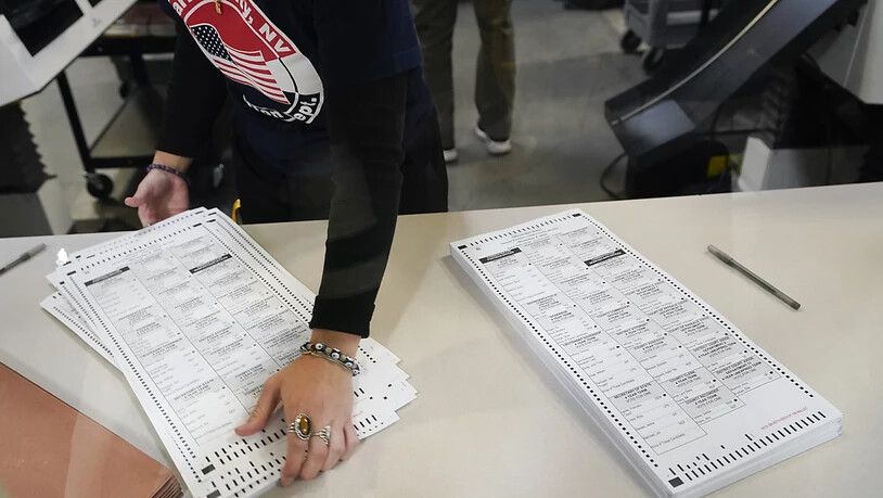 Ein Wahlhelfer wertet die Stimmzettel im Clark County Election Department aus. Foto: Gregory Bull/AP/dpa