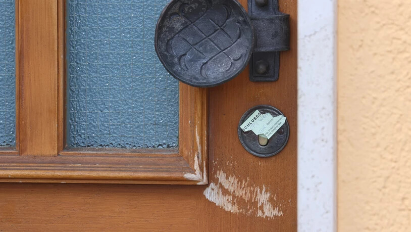 Die Tür ist von der Polizei versiegelt worden. Foto: Karl-Josef Hildenbrand/dpa
