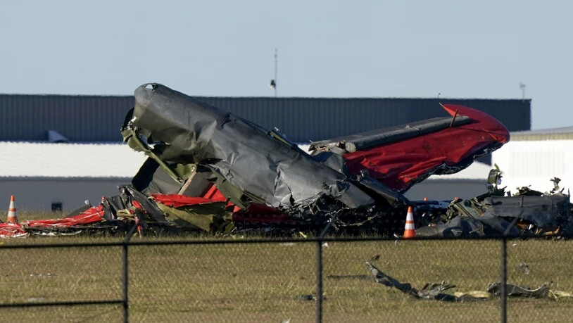 Bei einer Flugschau in Dallas sind am Samstag zwei Flugzeuge aus der Zeit des Zweiten Weltkriegs in der Luft zusammengestossen. "Zu diesem Zeitpunkt wissen wir nicht, wie viele Personen sich an Bord befanden", teilte die US-Luftfahrtbehörde FAA mit.