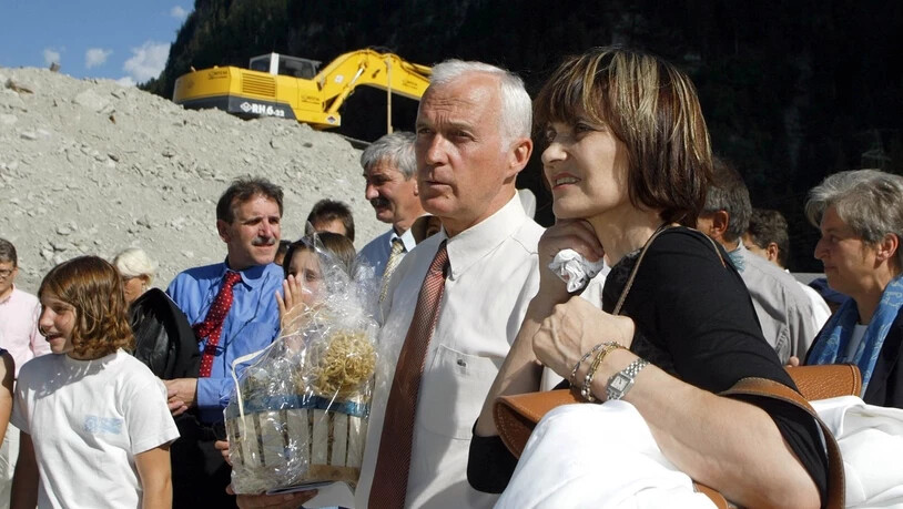 Noch ein hoher Gast: Im Juni 2003 besucht auch Bundesrätin Micheline Calmy-Rey, begleitet von Regiun-Surselva-Präsident Sep Cathomas, die unwettergeschädigte Gemeinde Rueun. 