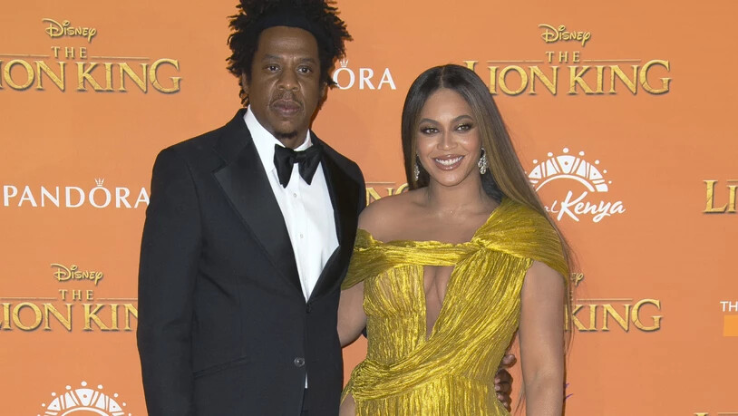 ARCHIV - Die Sänger Jay-Z und Beyonce lächeln bei ihrer Ankunft zur "Lion King"-Premiere. Foto: Joel C Ryan/Invision/AP/dpa