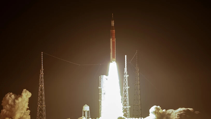 Die Nasa-Mondmission "Artemis 1" ist zu einem ersten Teststart aufgebrochen. Mit der Rakete "Space Launch System" startete die unbemannte Kapsel "Orion" am Mittwoch vom Weltraumbahnhof Cape Canaveral im US-Bundesstaat Florida.