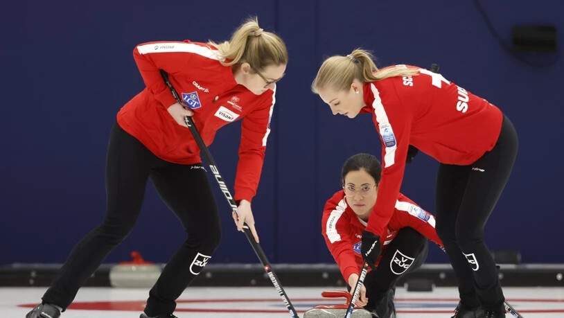 Carole Howald bei der Steinabgabe, Alina Pätz (links) und Briar Schwaller kontrollieren