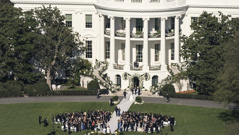 Die Enkelin von US-Präsident Biden, Naomi Biden, und ihr Verlobter, Peter Neal, heiraten auf dem Südrasen des Weißen Hauses in Washington. Foto: Carolyn Kaster/AP/dpa