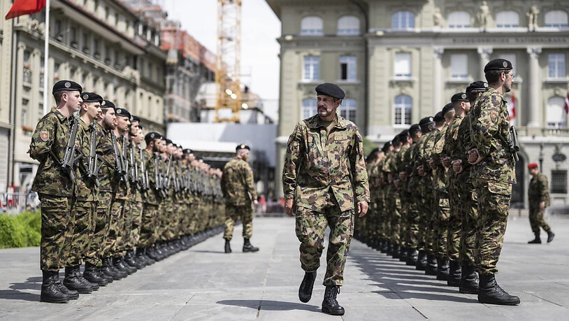 Erhalten mehr Sold und ein elektronisches Dienstbüchlein: Armeeangehörige, hier als Ehrengarde auf dem Bundesplatz in Bern. (Archivbild)